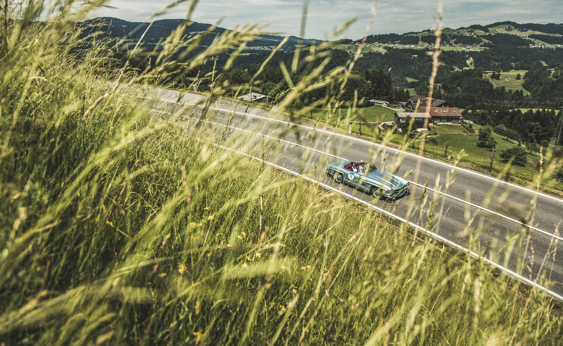 Lech Lodge Sportauto auf Landstrasse © JK Lodge GmbH