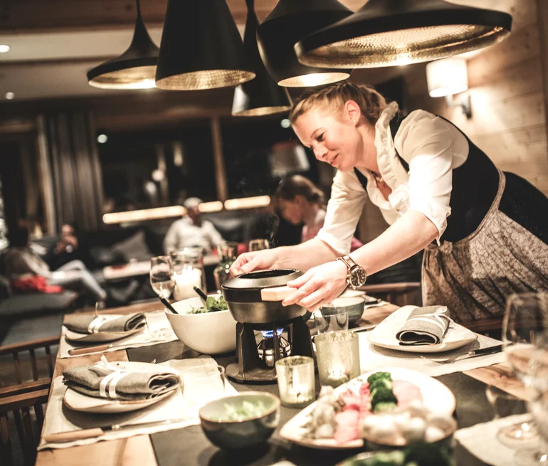 Die gute Fee beim Dinner im Chalet © JK Lodge GmbH