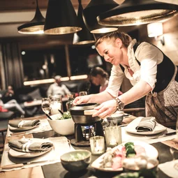 Die gute Fee beim Dinner im Chalet © JK Lodge GmbH