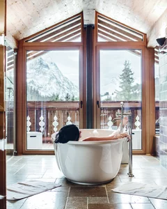 Frau in der Badewanne im Chalet Lech II © JK Lodge GmbH Frau in der Badewanne im Chalet Lech II © JK Lodge GmbH
