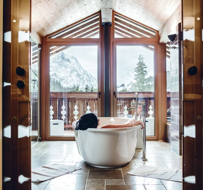 Frau in der Badewanne im Chalet Lech II © JK Lodge GmbH