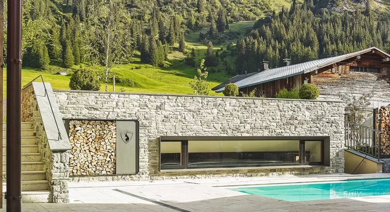 Aussenpool Chalet Lech im Sommer © JK Lodge GmbH