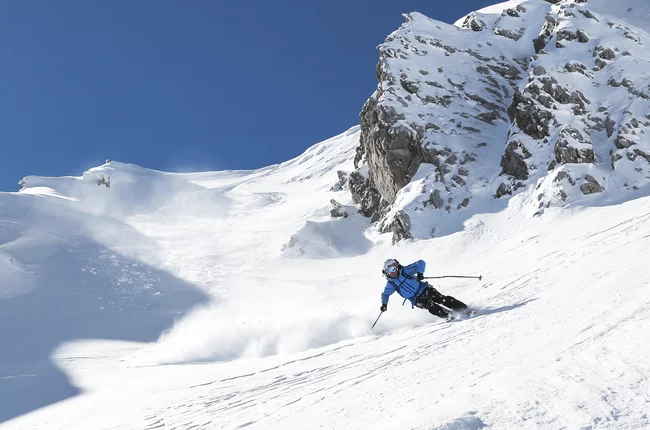 Skilehrer und Tiefschnee am Arlberg © ZuersTourismus/ChristophSchoech Skilehrer und Tiefschnee am Arlberg © ZuersTourismus/ChristophSchoech