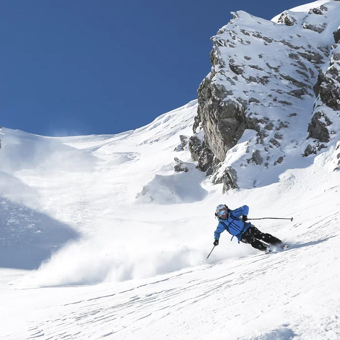 Skilehrer und Tiefschnee am Arlberg © ZuersTourismus/ChristophSchoech