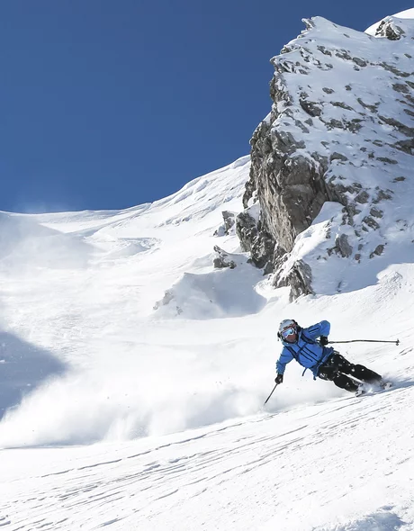 Skilehrer und Tiefschnee am Arlberg © ZuersTourismus/ChristophSchoech