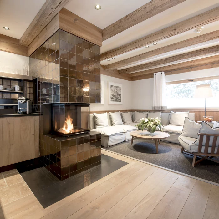 Chalet Arlberg Wohnbereich mit Kamin © JK Lodge GmbH