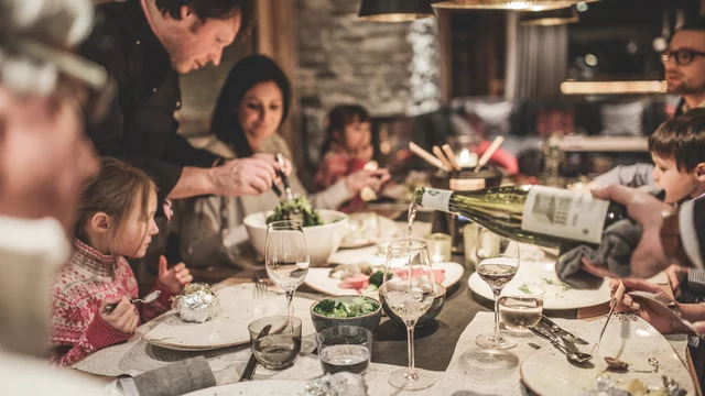 Chalet Dinner am Abend © JK Lodge GmbH