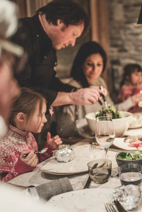 Chalet Dinner am Abend © JK Lodge GmbH