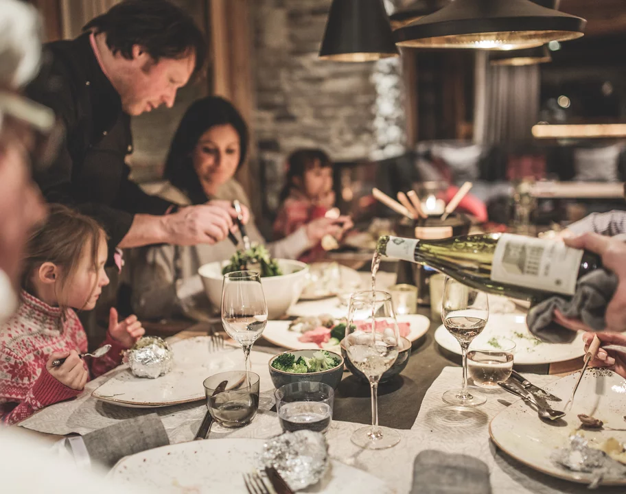 Chalet Dinner am Abend © JK Lodge GmbH