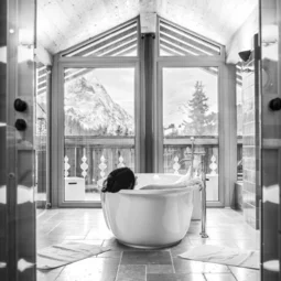 Frau in der Badewanne im Chalet Lech II © JK Lodge GmbH