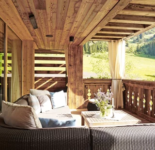 Terrasse mit Sitzcouch im Sommer