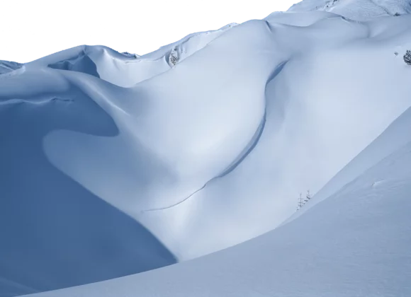 Lech Lodge im Winter mit verschneiten Bergen © JK Lodge GmbH