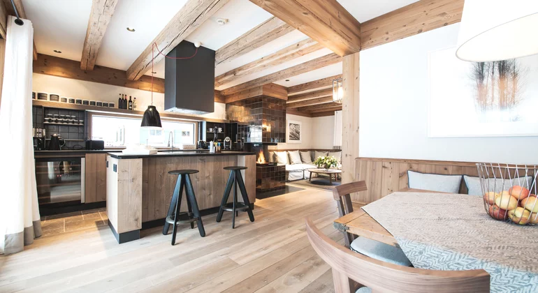 Chalet Arlberg Wohnbereich und Küche © JK Lodge GmbH