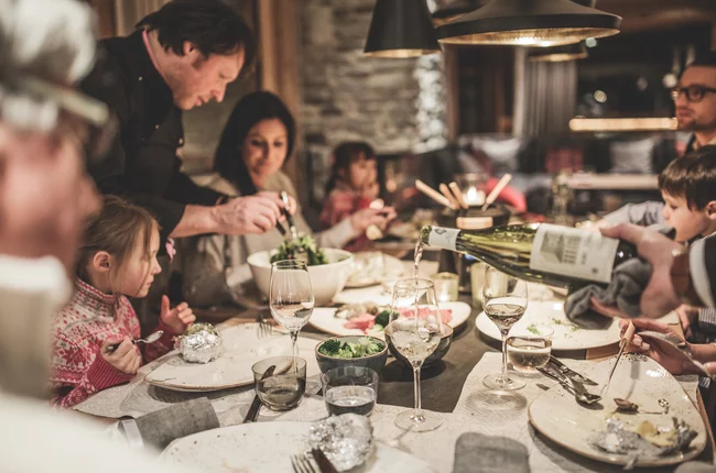 Chalet Dinner am Abend © JK Lodge GmbH Chalet Dinner am Abend © JK Lodge GmbH