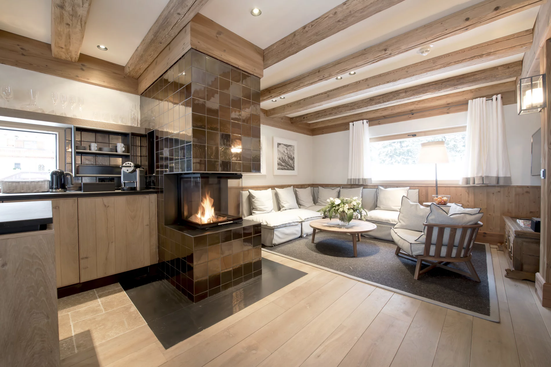 Wohnbereich mit Kamin im Chalet Arlberg © JK Lodge GmbH
