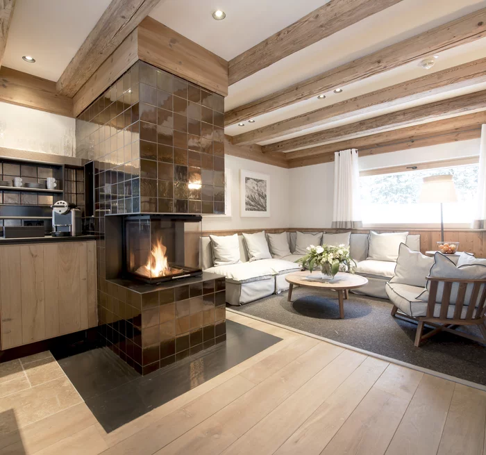 Wohnbereich mit Kamin im Chalet Arlberg © JK Lodge GmbH