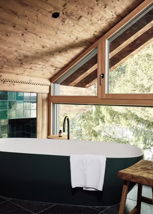 Chalet Loft Badezimmer mit Badewanne © Andreas Wimmer