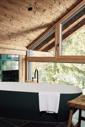 Chalet Loft Badezimmer mit Badewanne © Andreas Wimmer