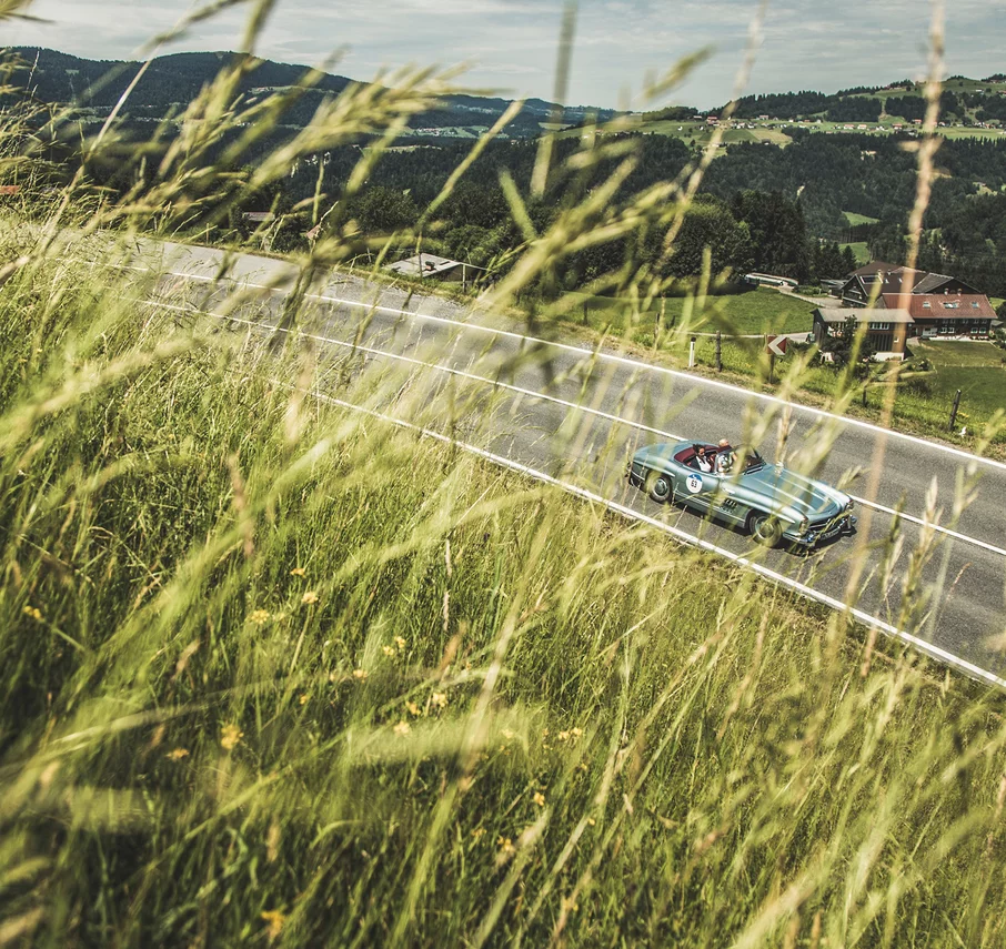 Lech Lodge Sportauto auf Landstrasse © JK Lodge GmbH