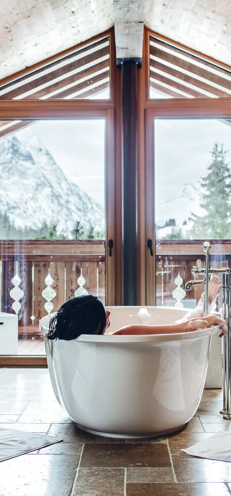 Frau in der Badewanne im Chalet Lech II © JK Lodge GmbH