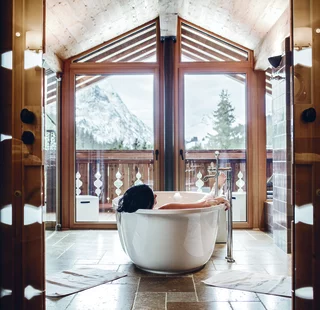 Frau in der Badewanne im Chalet Lech II © JK Lodge GmbH