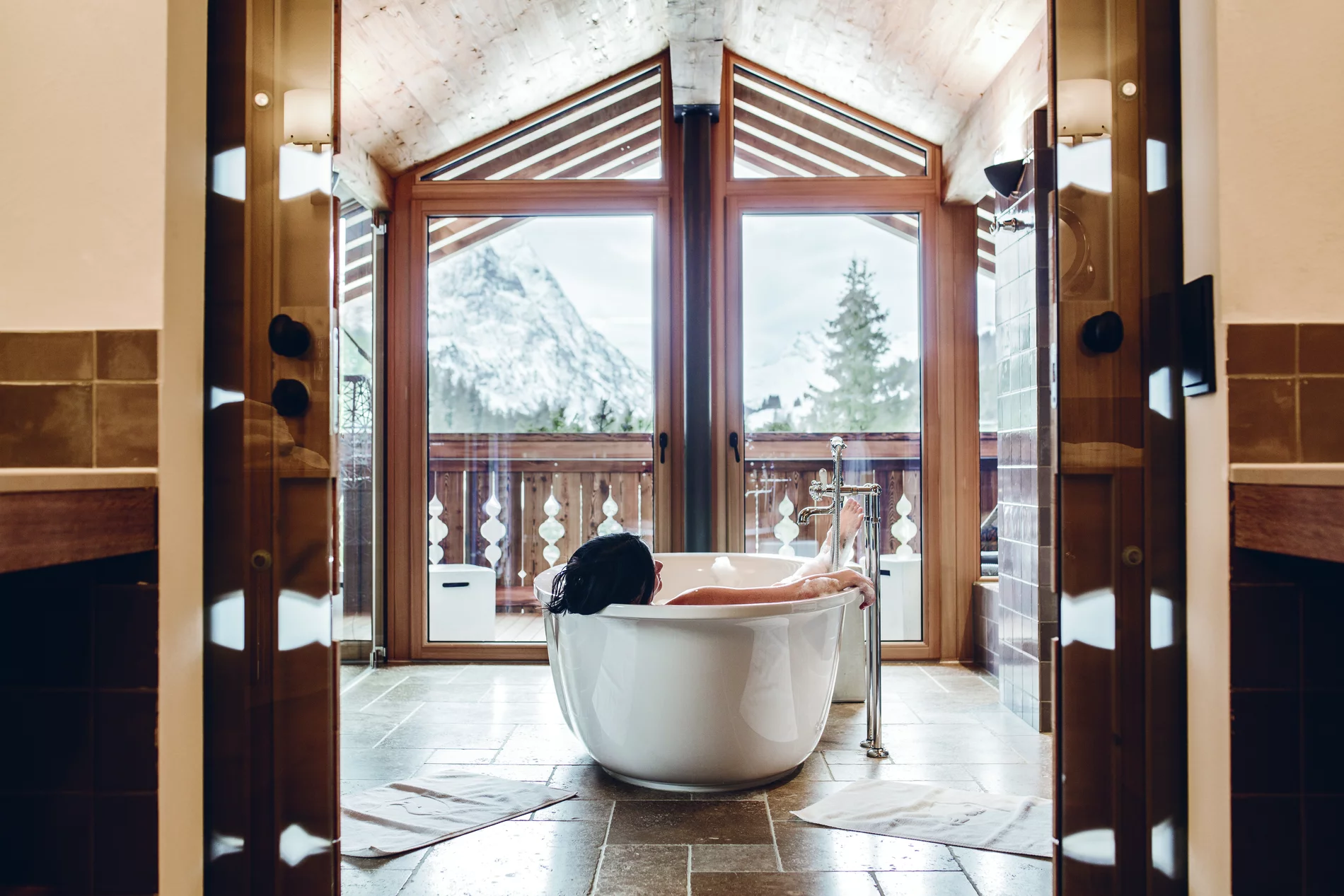Frau in der Badewanne im Chalet Lech II © JK Lodge GmbH