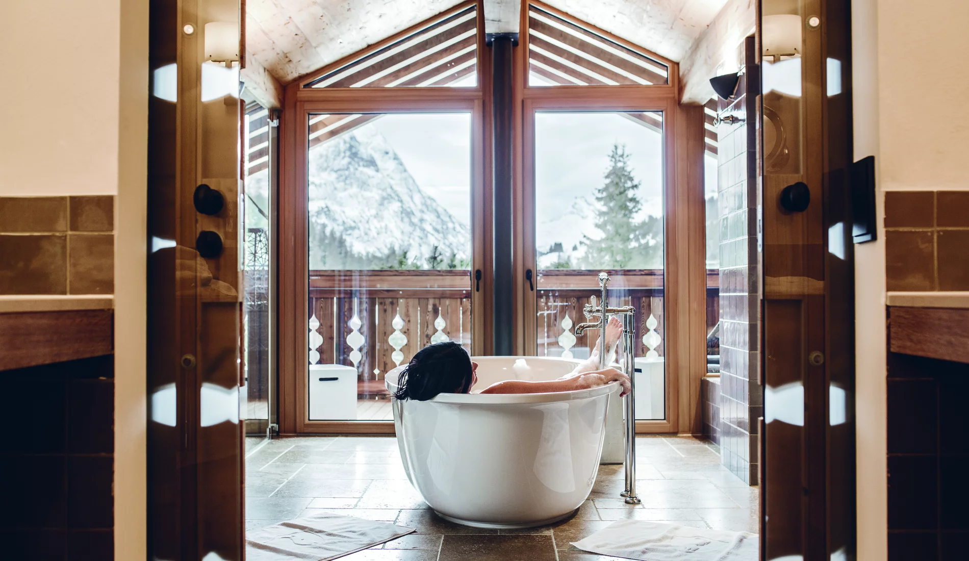 Frau in der Badewanne im Chalet Lech II © JK Lodge GmbH Frau in der Badewanne im Chalet Lech II © JK Lodge GmbH