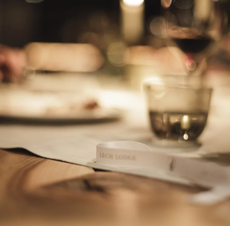 Lech Lodge Tisch am Abend © JK Lodge GmbH