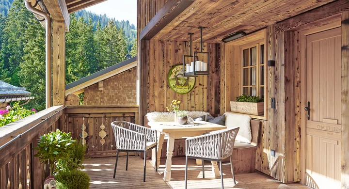 Terrasse aus Holz im Sommer