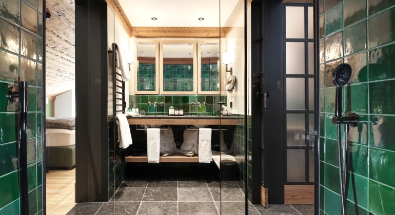 Chalet Loft grosses Badezimmer © JK Lodge GmbH