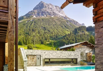 Lech Lodge Aussenbereich mit Pool im Sommer
