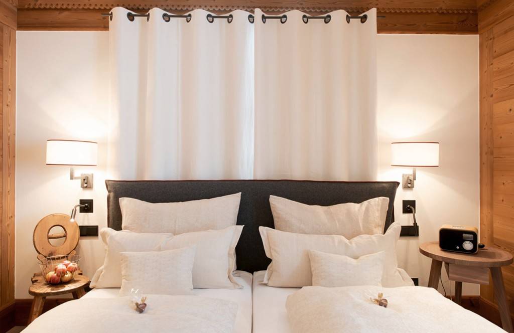 chalet-lech-luxuschalet-am-arlberg-lech-lodge-doppelbett_02