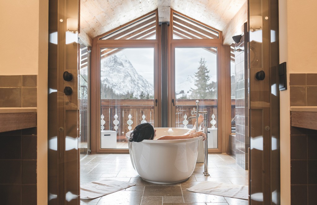 chalet-lech-luxuschalet-am-arlberg-lech-lodge-luxusferienwohnung-badewanne-etspannen-aussicht